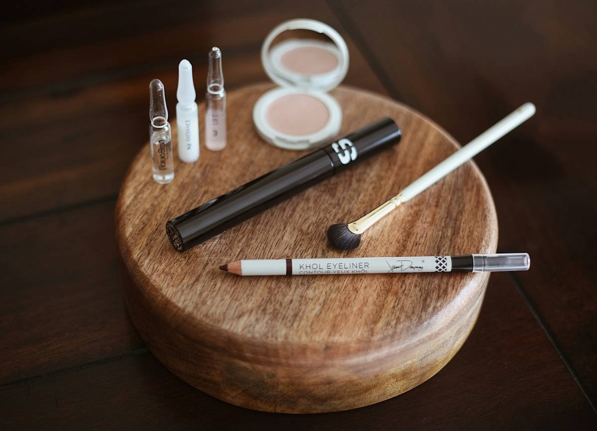 Comparison chart showing brow sculpting powder vs pencil vs gel: powder scores highest in natural finish and blendability