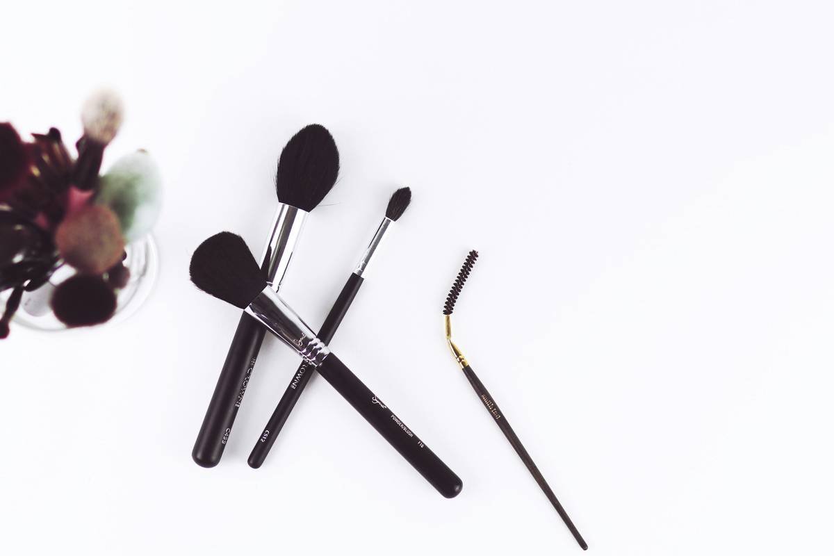 Infographic comparing tinted brow powder vs pencil vs pomade vs gel showing longevity, natural finish, ease of blending, and suitability for sparse brows