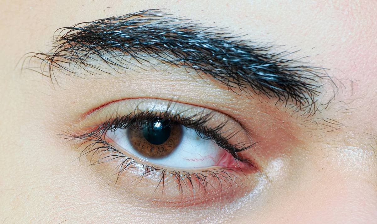 Comparison of brow styling cosmetic results vs pencil on oily skin